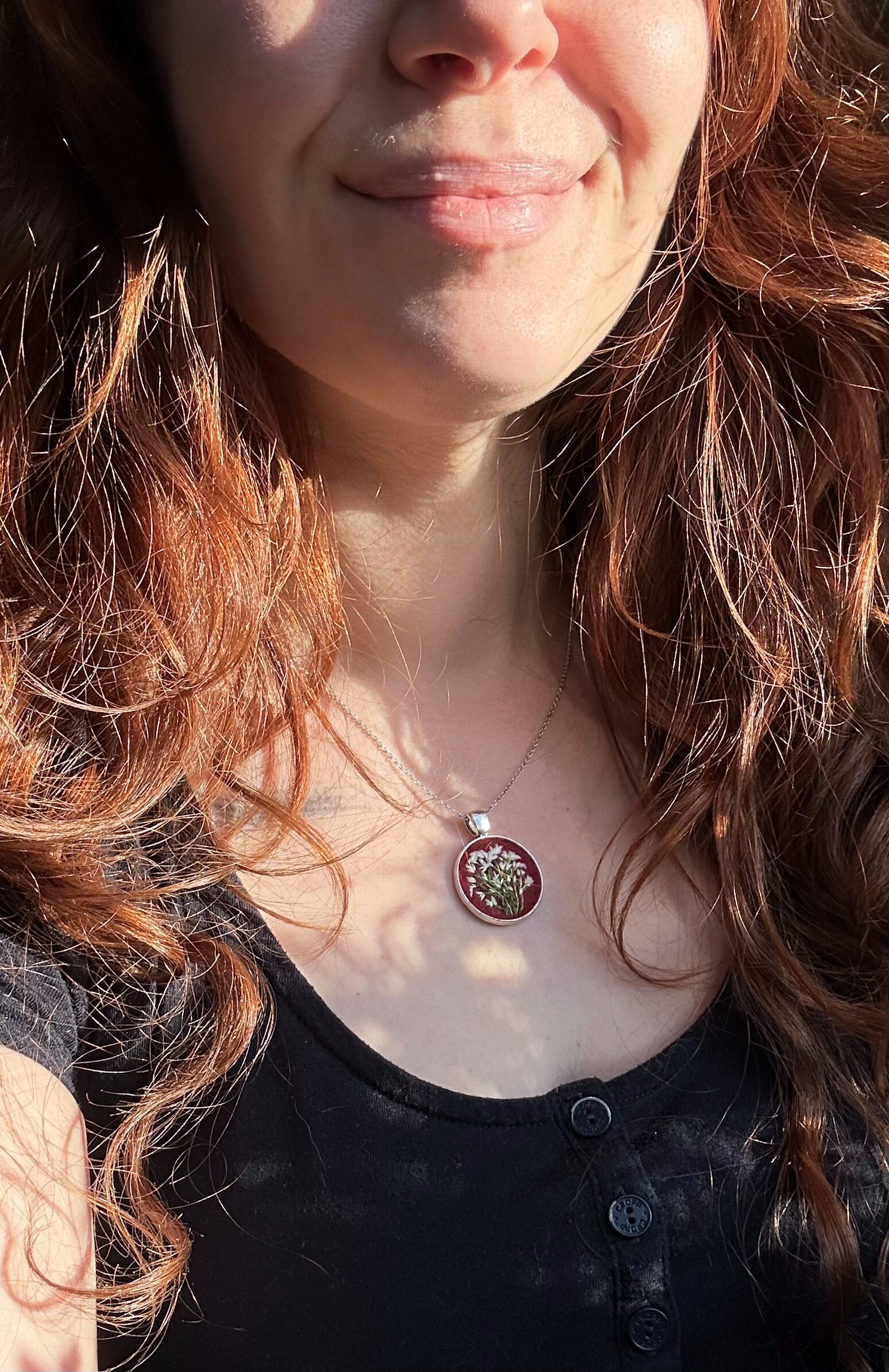 Naszynik z haftem BIAŁE KWIATY NA BORDOWYM TLE rękodzieło - obrazek 2