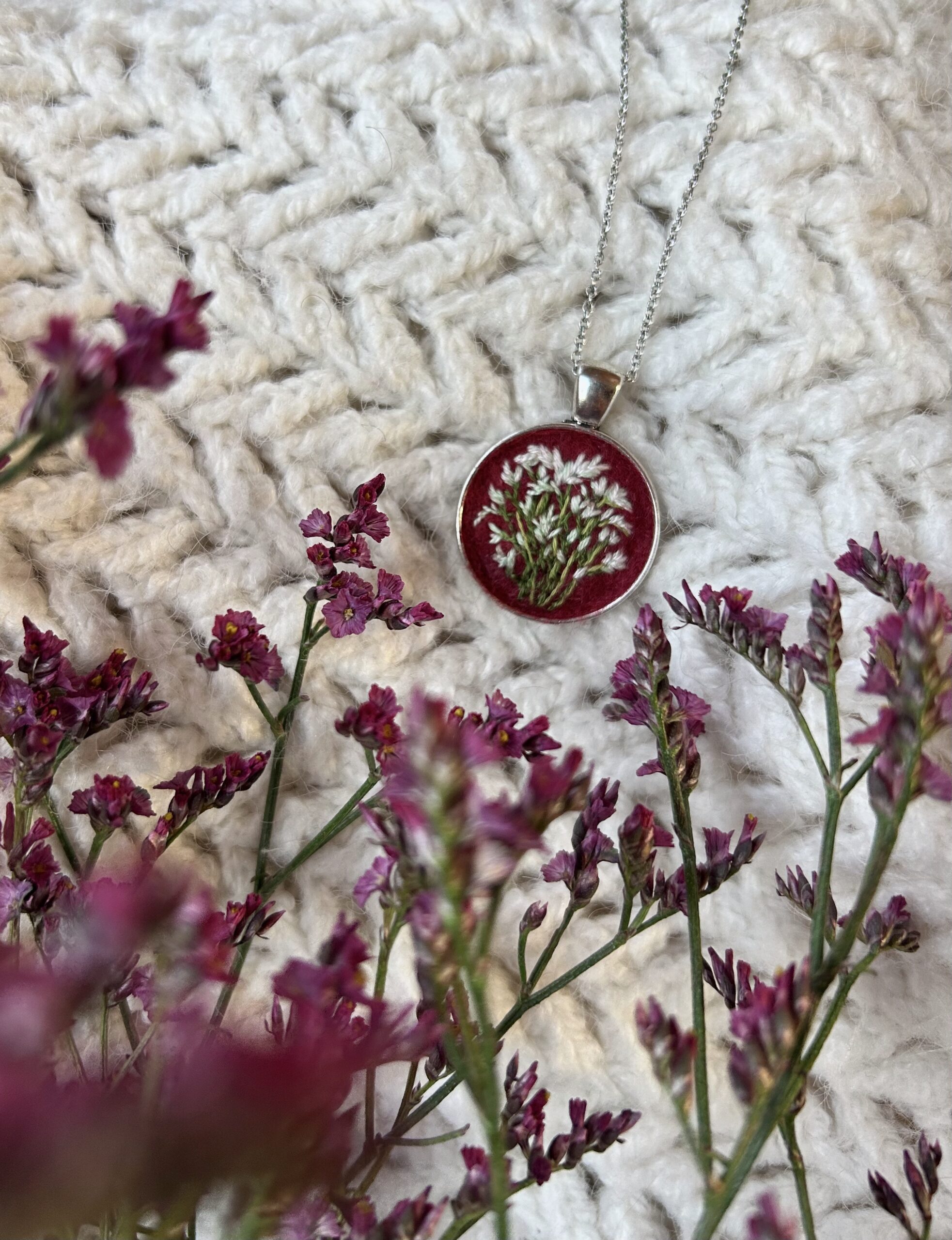 Naszynik z haftem BIAŁE KWIATY NA BORDOWYM TLE rękodzieło - obrazek 3