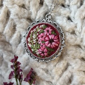Naszyjnik z haftowanym wzorem KWIATY - okrągła zawieszka z ozdobną obręczą - rękodzieło