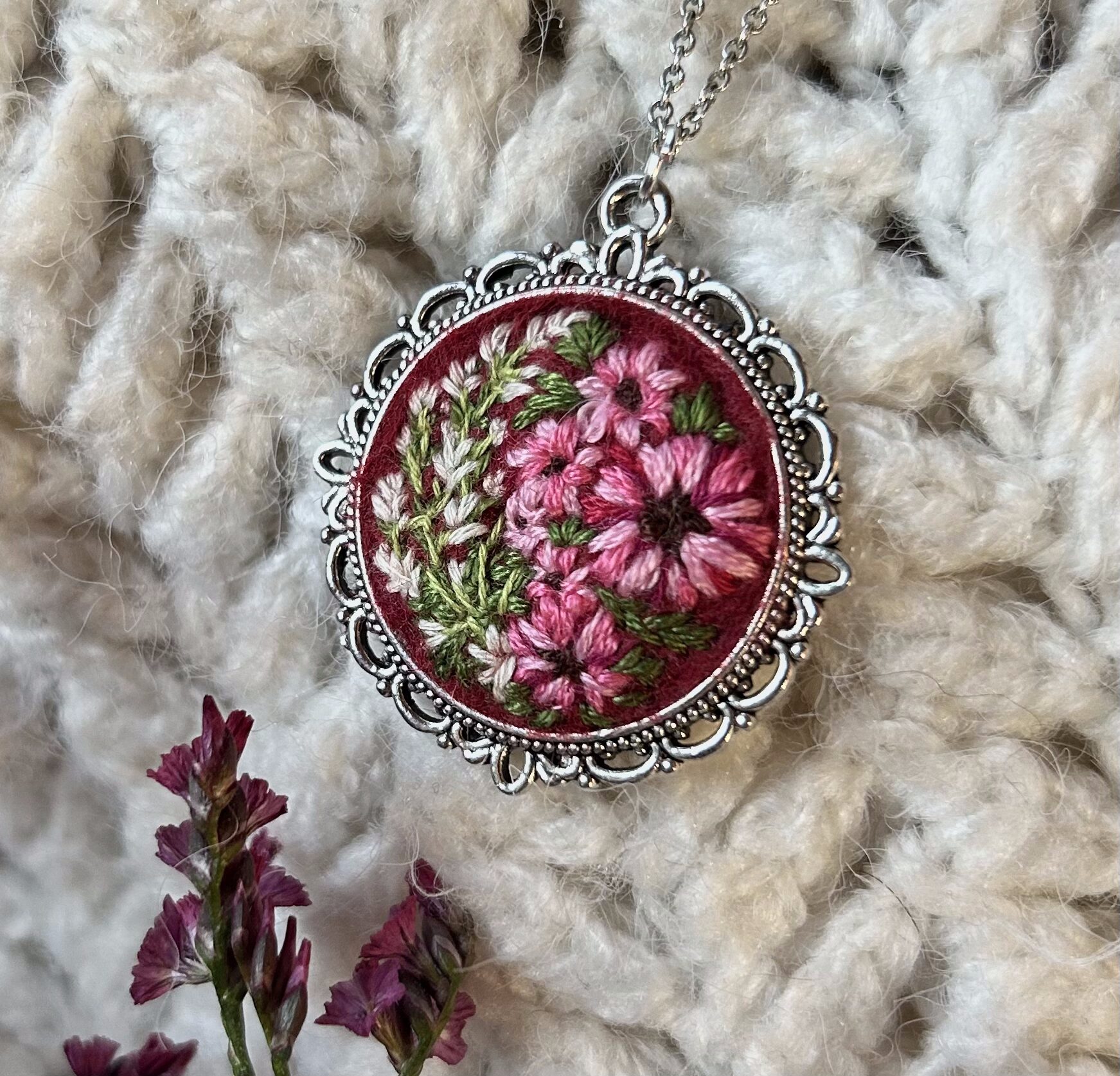Naszyjnik z haftowanym wzorem KWIATY - okrągła zawieszka z ozdobną obręczą - rękodzieło