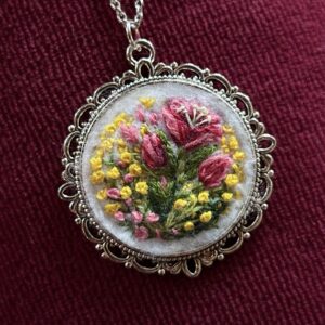 Naszyjnik okrągły żółto-różowe kwiaty haftowany rękodzieło wiosenny