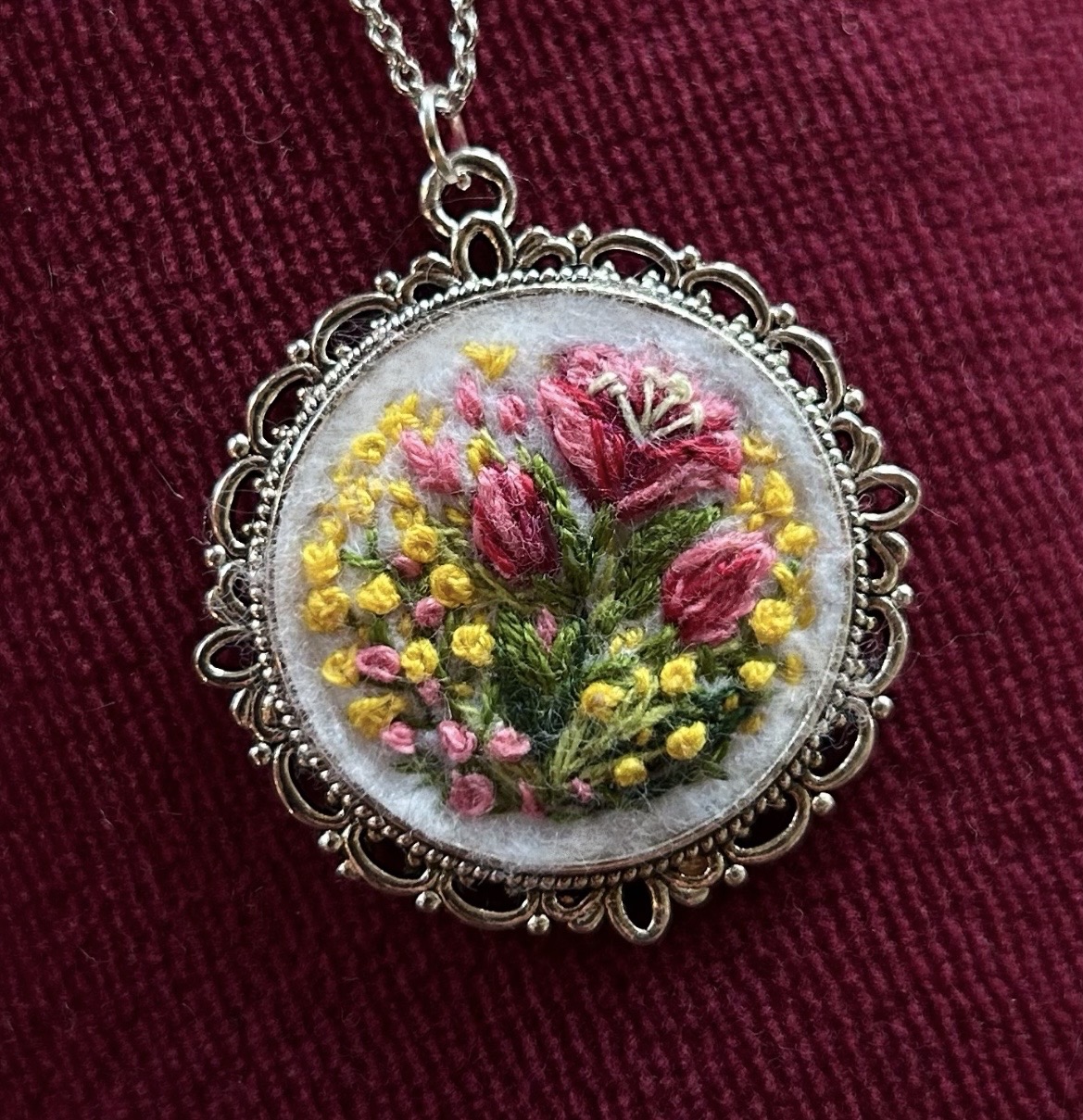 Naszyjnik okrągły żółto-różowe kwiaty haftowany rękodzieło wiosenny