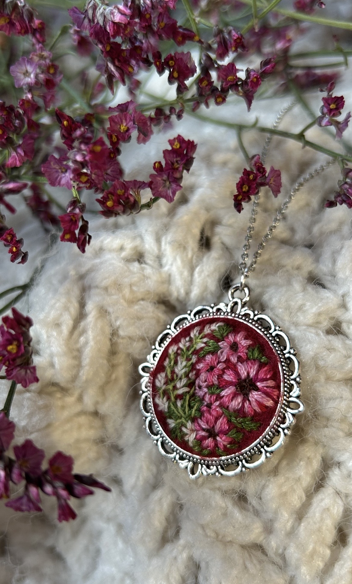 Naszyjnik z haftowanym wzorem KWIATY - okrągła zawieszka z ozdobną obręczą - rękodzieło - obrazek 3