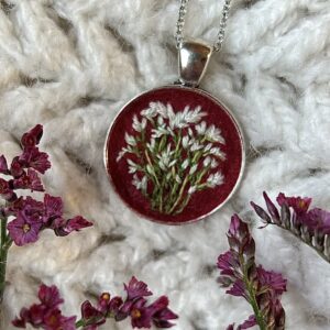 Naszynik z haftem BIAŁE KWIATY NA BORDOWYM TLE rękodzieło