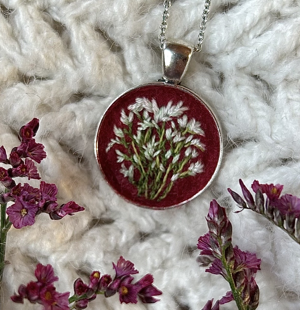 Naszynik z haftem BIAŁE KWIATY NA BORDOWYM TLE rękodzieło