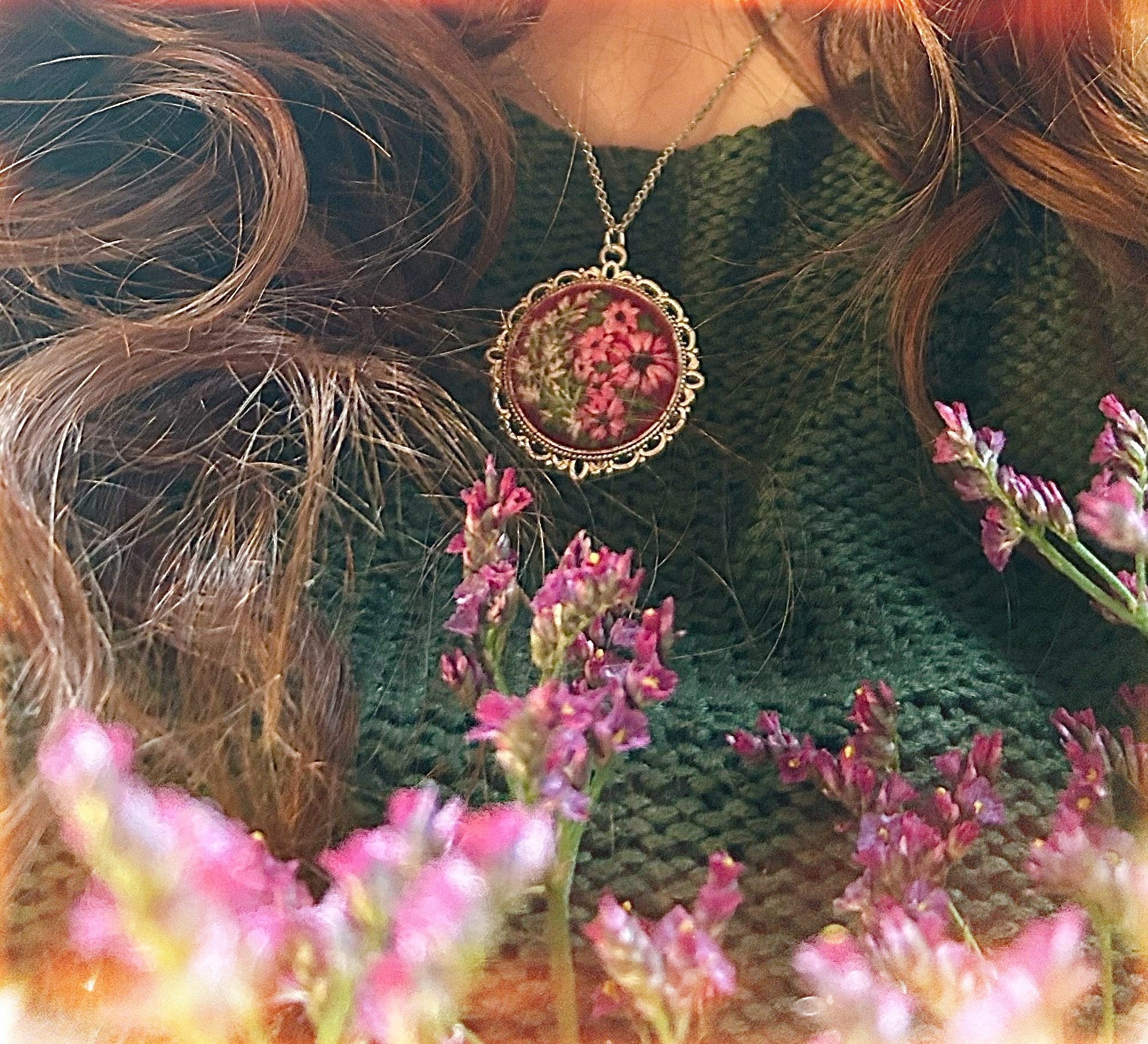 Naszyjnik z haftowanym wzorem KWIATY - okrągła zawieszka z ozdobną obręczą - rękodzieło - obrazek 4