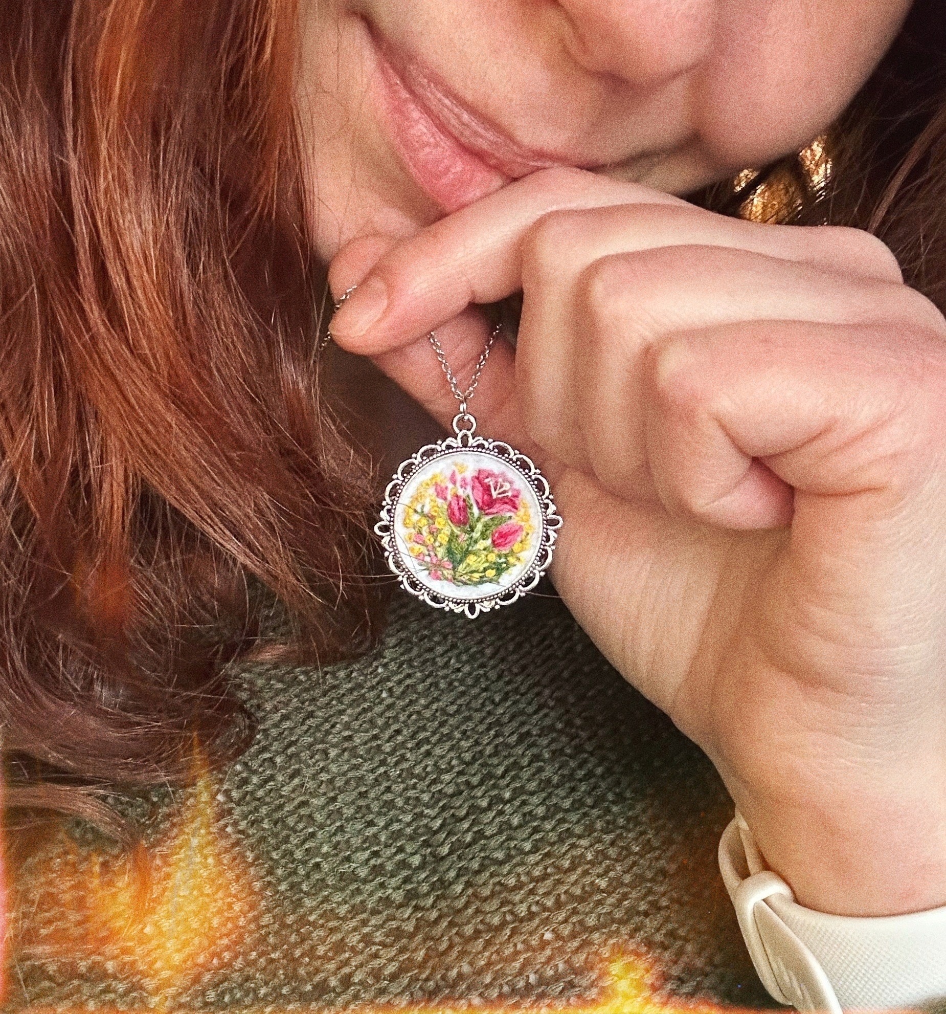 Naszyjnik okrągły żółto-różowe kwiaty haftowany rękodzieło wiosenny - obrazek 2