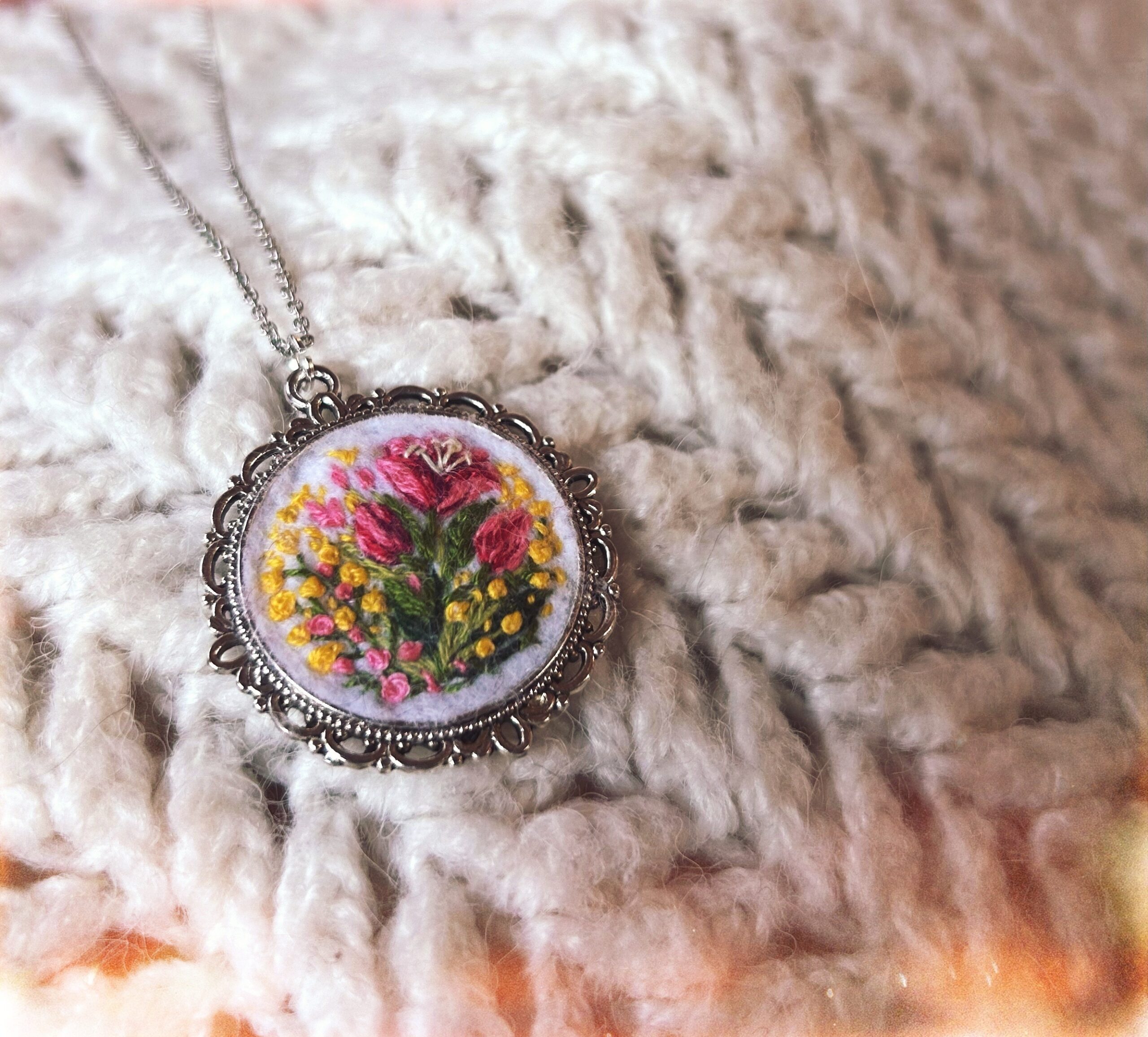 Naszyjnik okrągły żółto-różowe kwiaty haftowany rękodzieło wiosenny - obrazek 3
