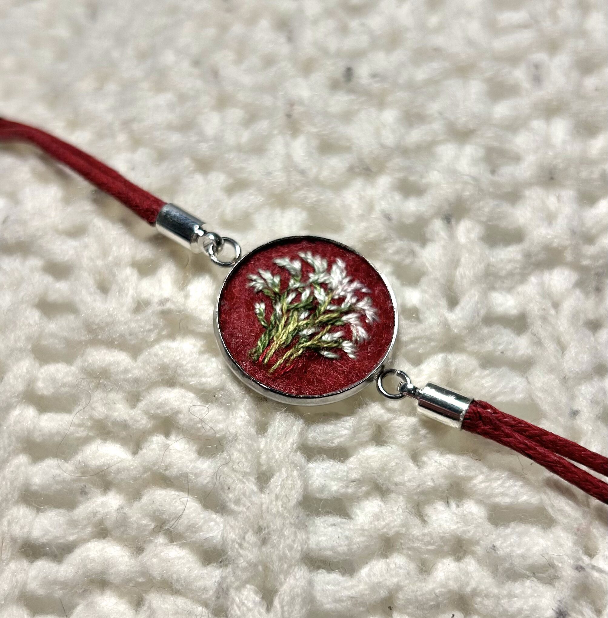 Bransoletka z białymi kwiatami na bordowym tle haftowana robiona ręcznie - obrazek 2