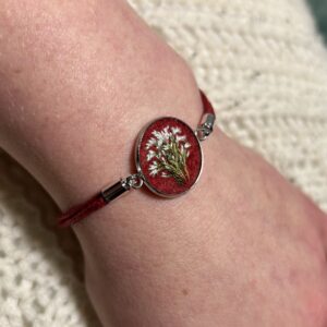 Bransoletka z białymi kwiatami na bordowym tle haftowana robiona ręcznie