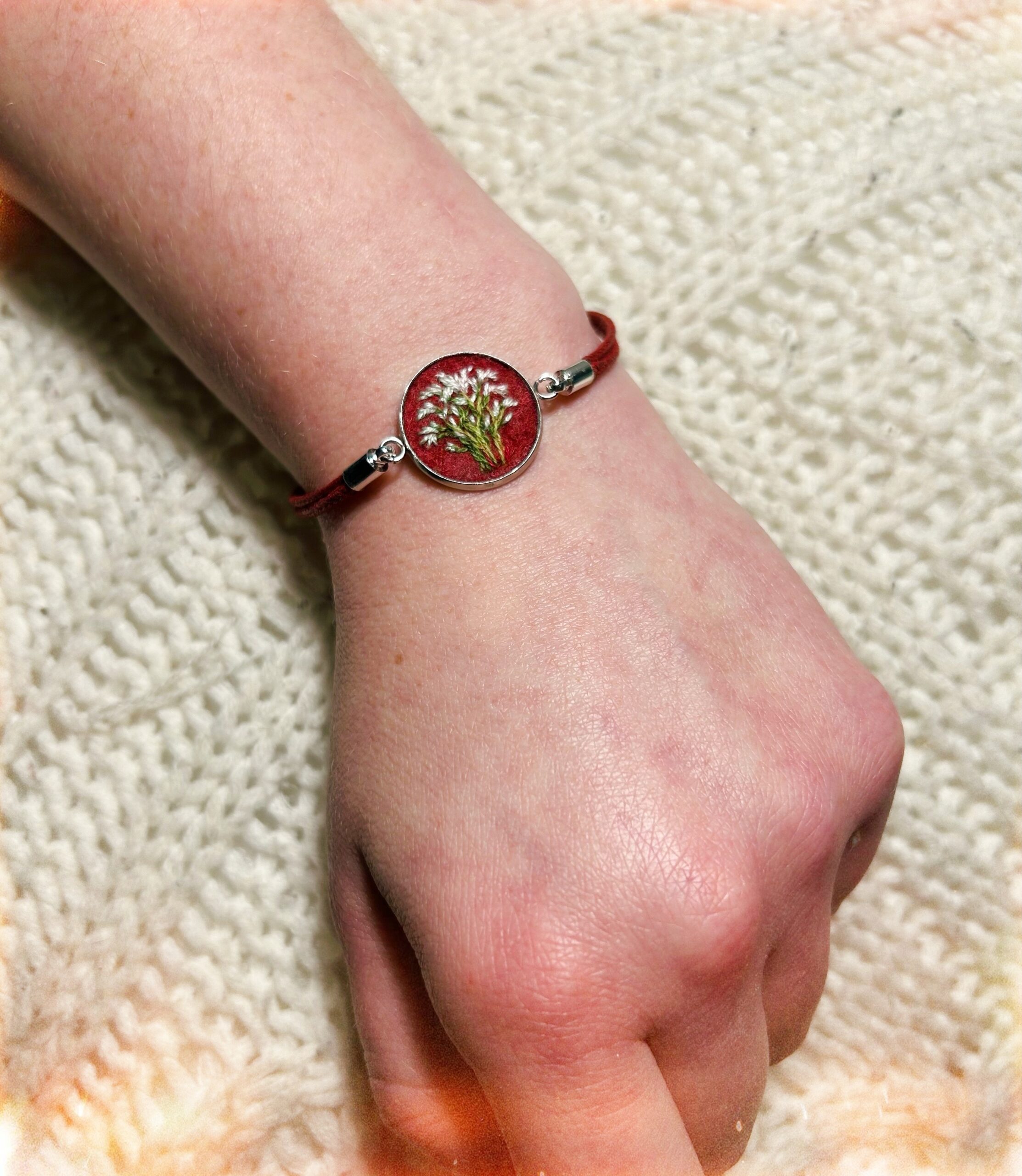 Bransoletka z białymi kwiatami na bordowym tle haftowana robiona ręcznie - obrazek 3