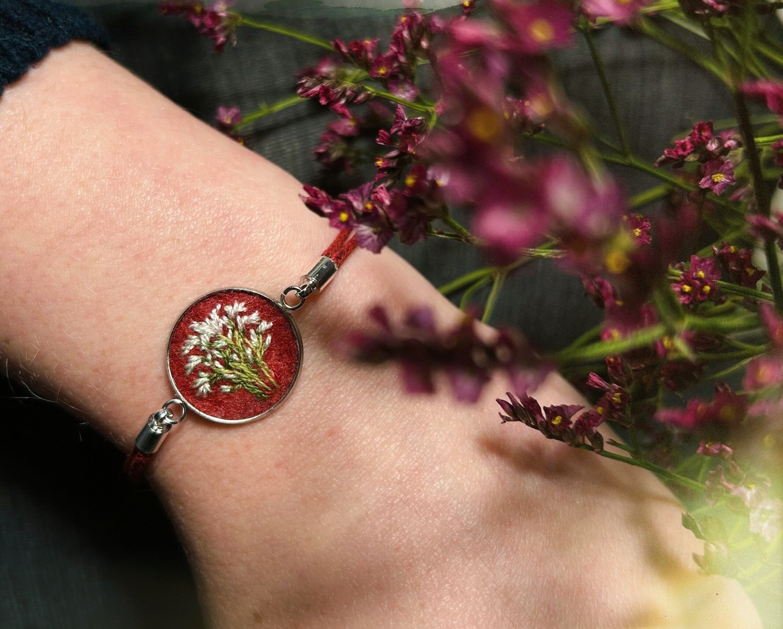 Bransoletka z białymi kwiatami na bordowym tle haftowana robiona ręcznie - obrazek 4