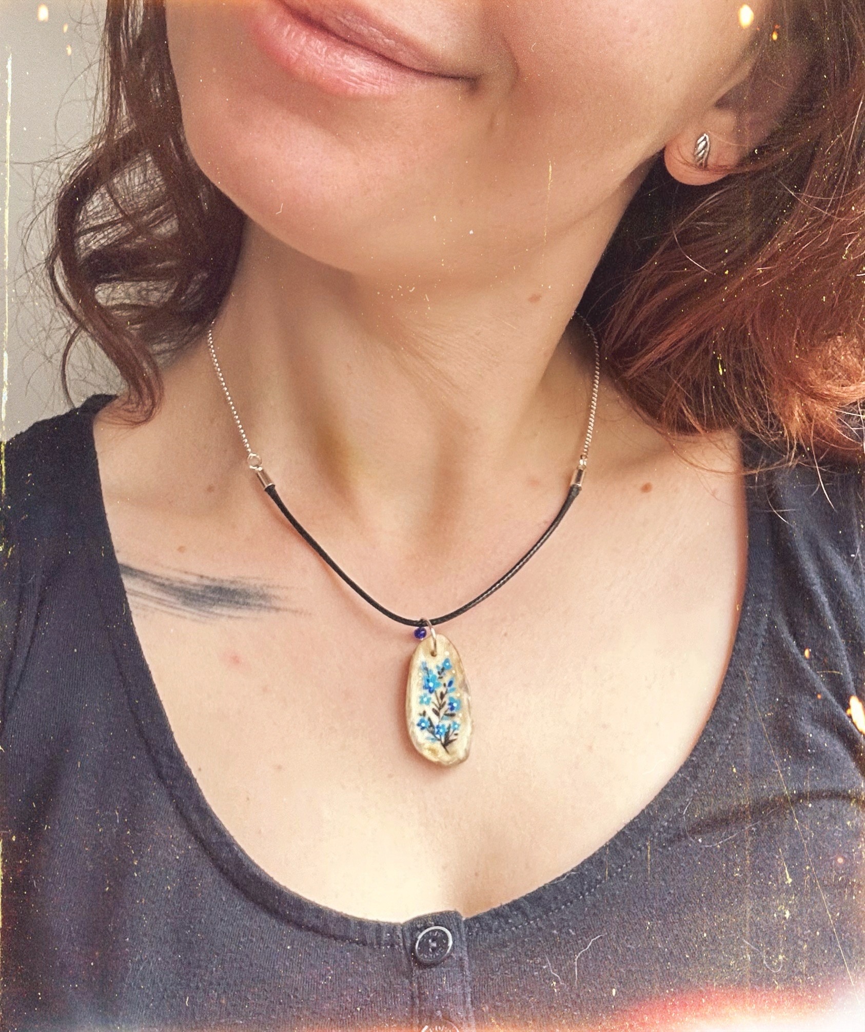 Naszyjnik z poroża łosia z namalowanymi kwiatami NIEZAPOMINAJKI ręcznie wykonany - obrazek 12