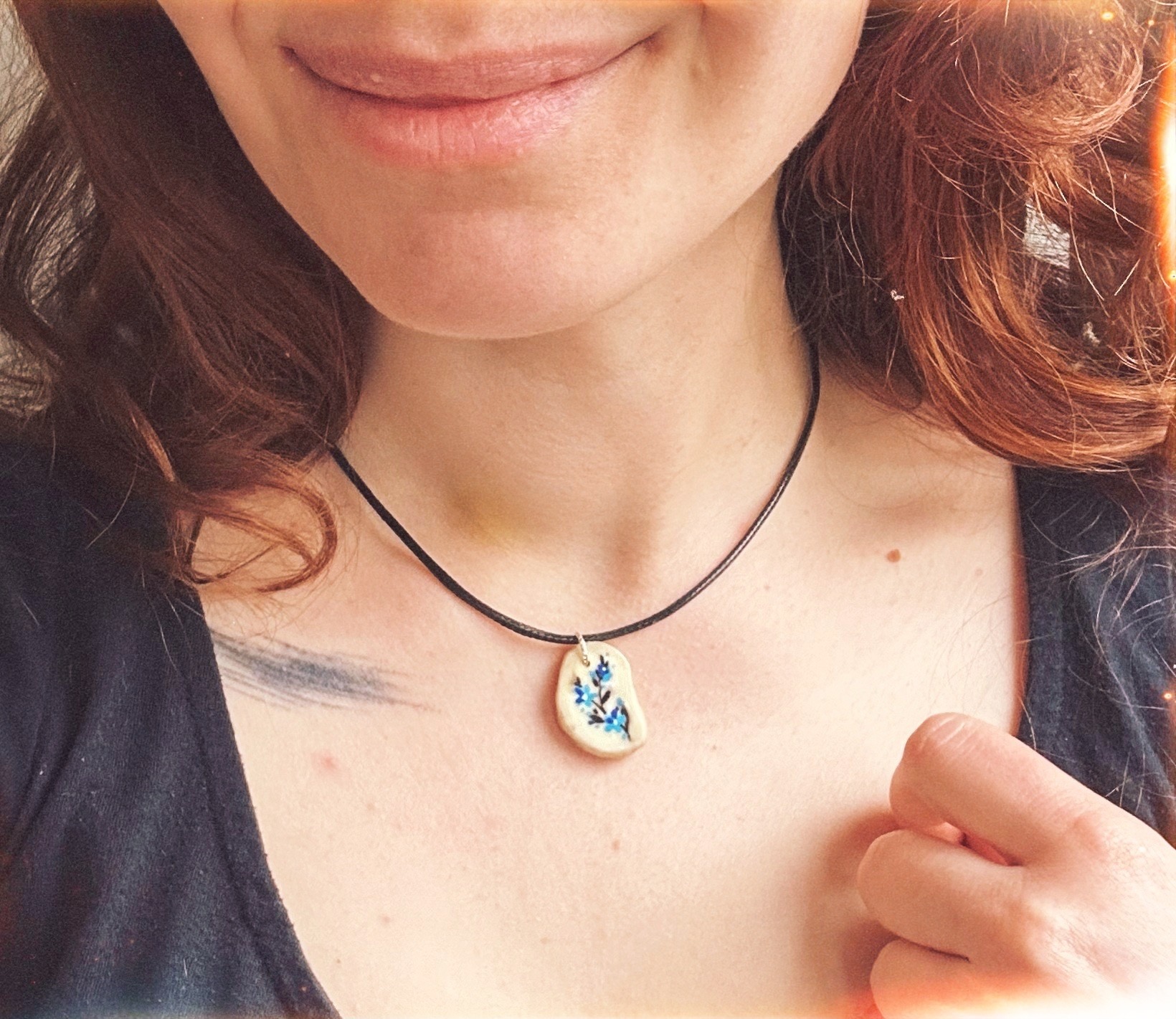 Naszyjnik z poroża łosia z namalowanymi kwiatami NIEZAPOMINAJKI ręcznie wykonany - obrazek 9