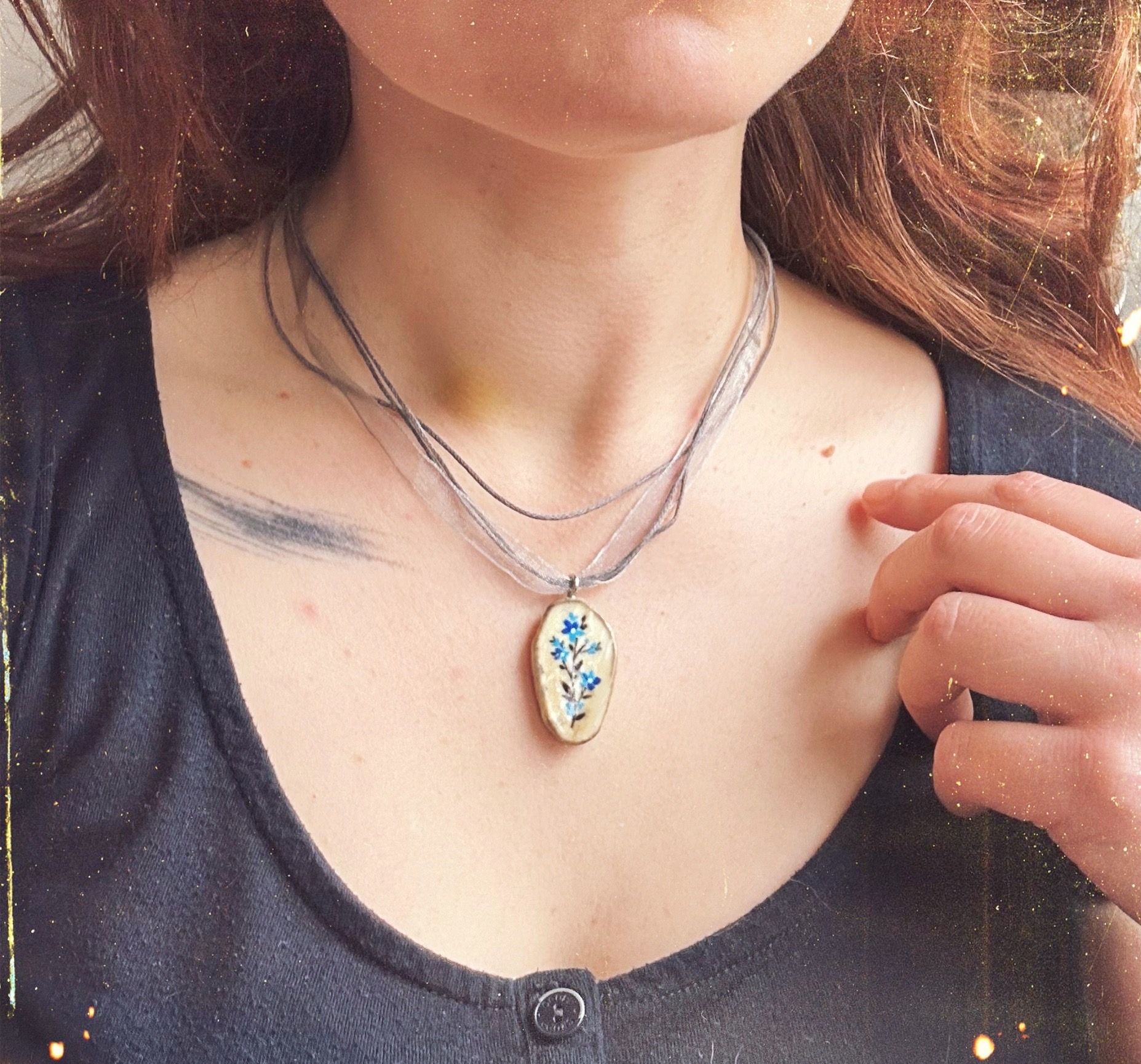 Naszyjnik z poroża łosia z namalowanymi kwiatami NIEZAPOMINAJKI ręcznie wykonany - obrazek 2