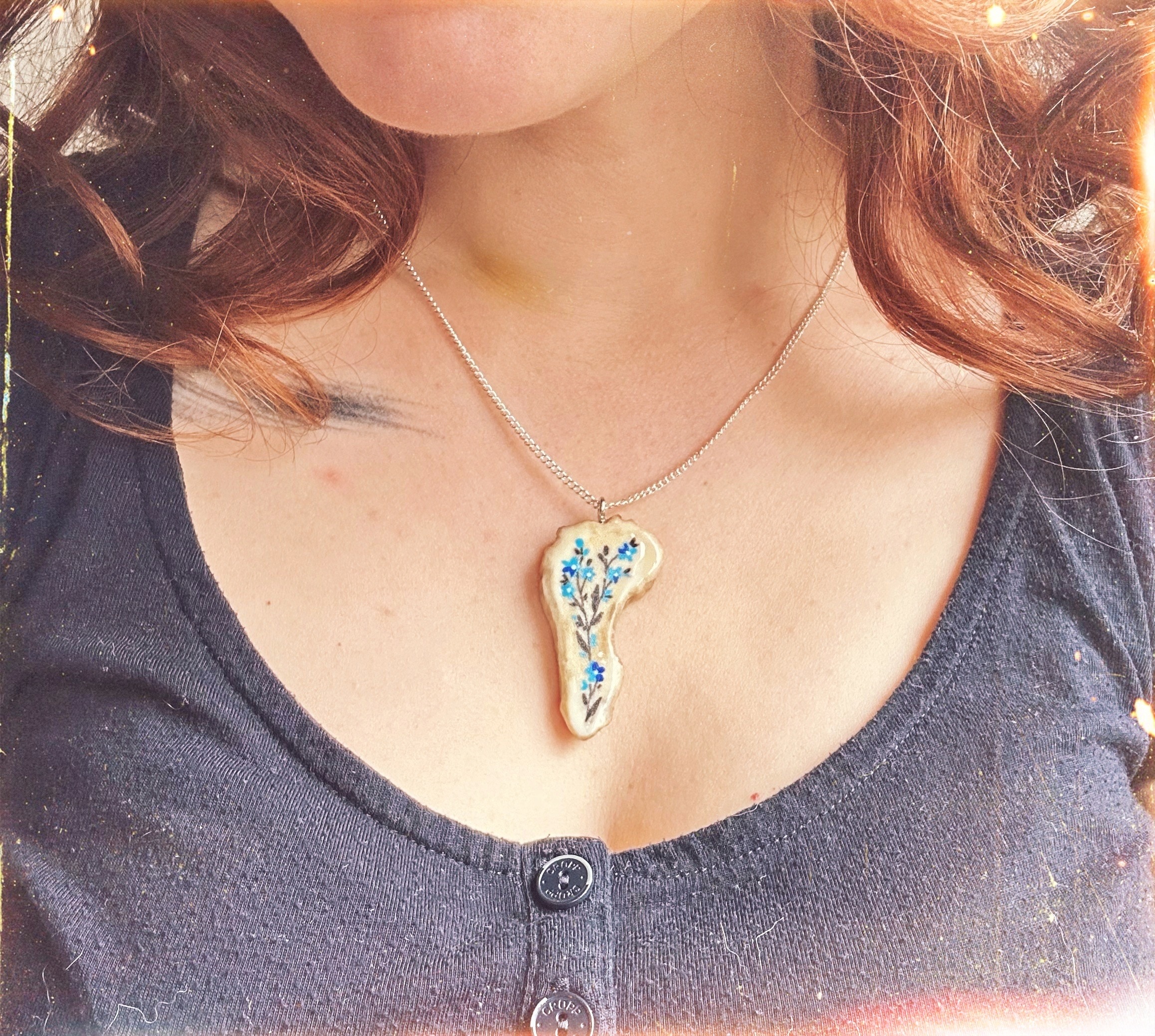 Naszyjnik z poroża łosia z namalowanymi kwiatami NIEZAPOMINAJKI ręcznie wykonany - obrazek 7