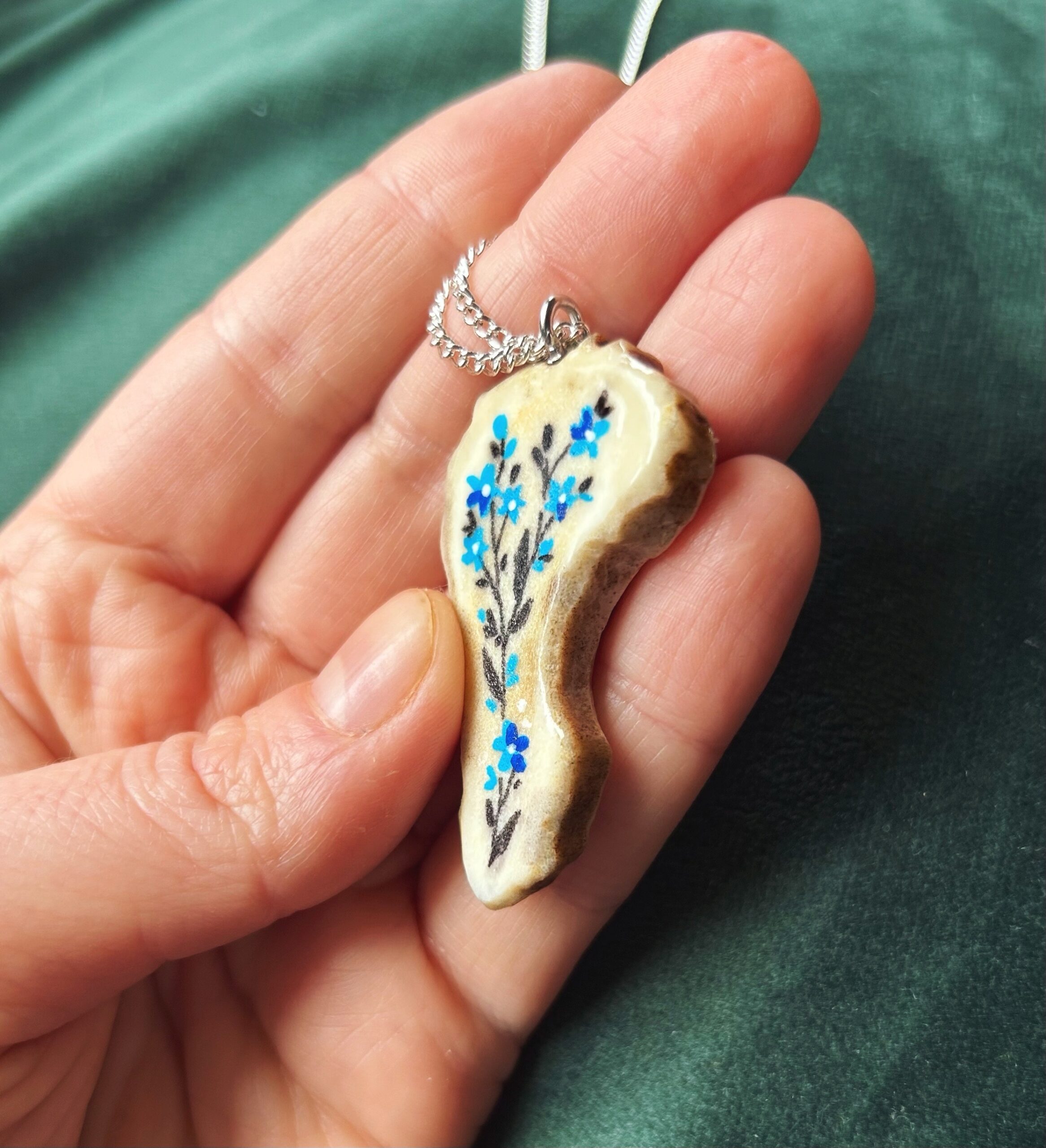 Naszyjnik z poroża łosia z namalowanymi kwiatami NIEZAPOMINAJKI ręcznie wykonany - obrazek 6