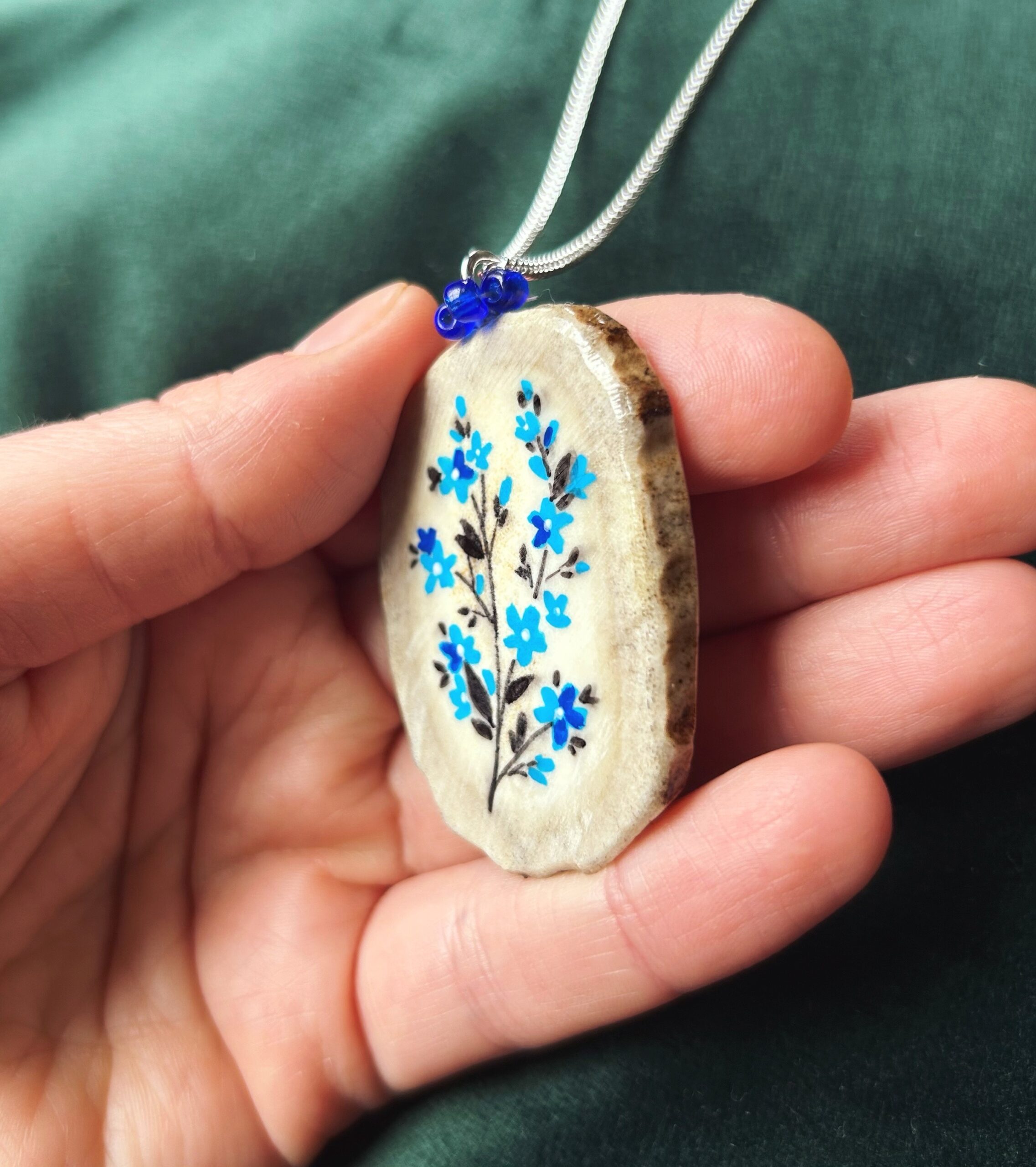 Naszyjnik z poroża łosia z namalowanymi kwiatami NIEZAPOMINAJKI ręcznie wykonany - obrazek 4