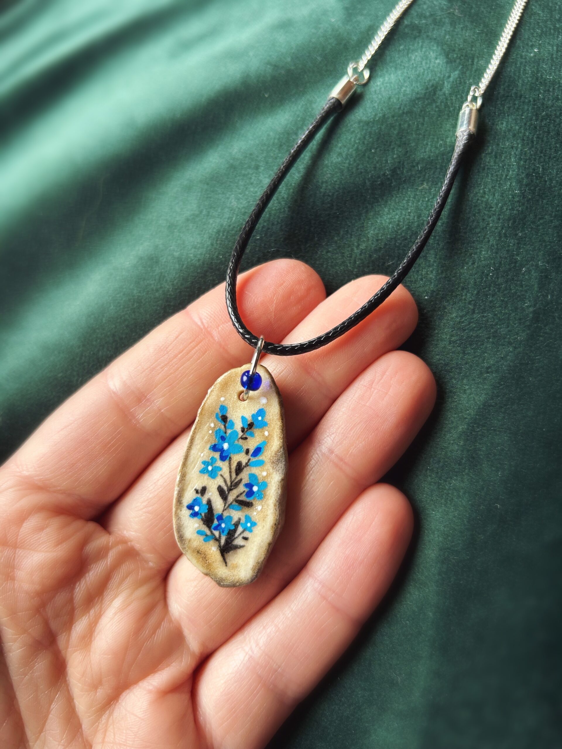 Naszyjnik z poroża łosia z namalowanymi kwiatami NIEZAPOMINAJKI ręcznie wykonany - obrazek 10