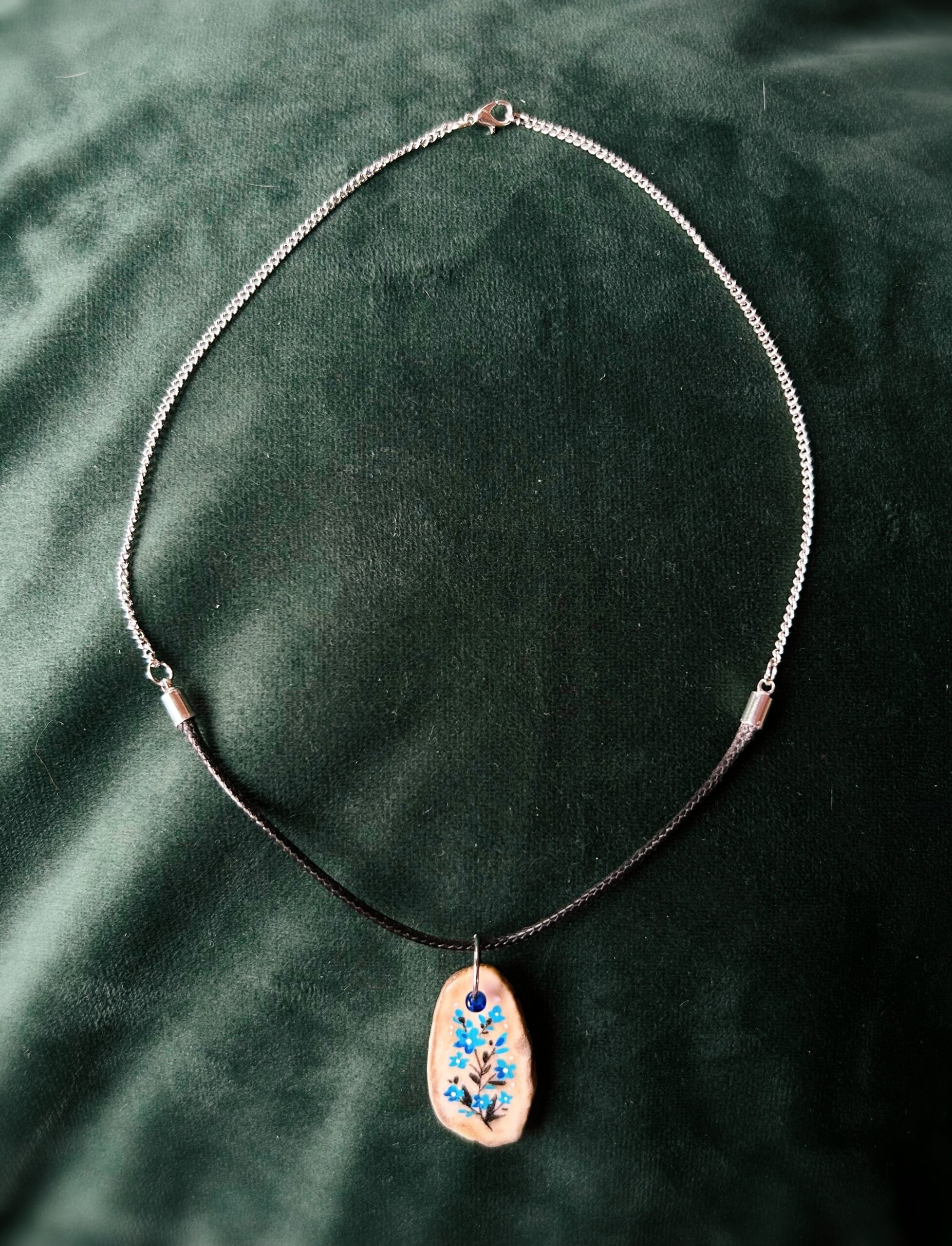 Naszyjnik z poroża łosia z namalowanymi kwiatami NIEZAPOMINAJKI ręcznie wykonany - obrazek 11