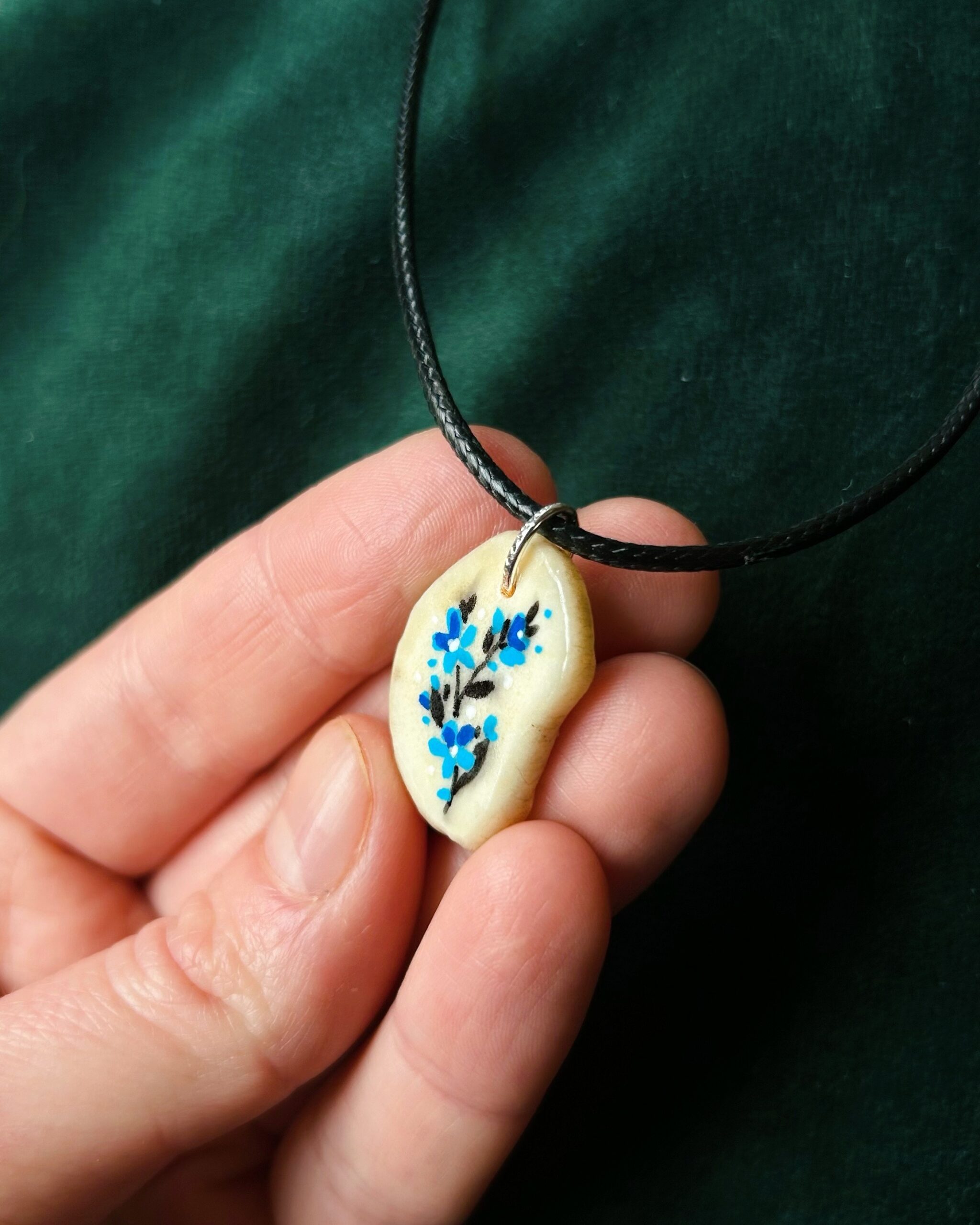 Naszyjnik z poroża łosia z namalowanymi kwiatami NIEZAPOMINAJKI ręcznie wykonany - obrazek 8