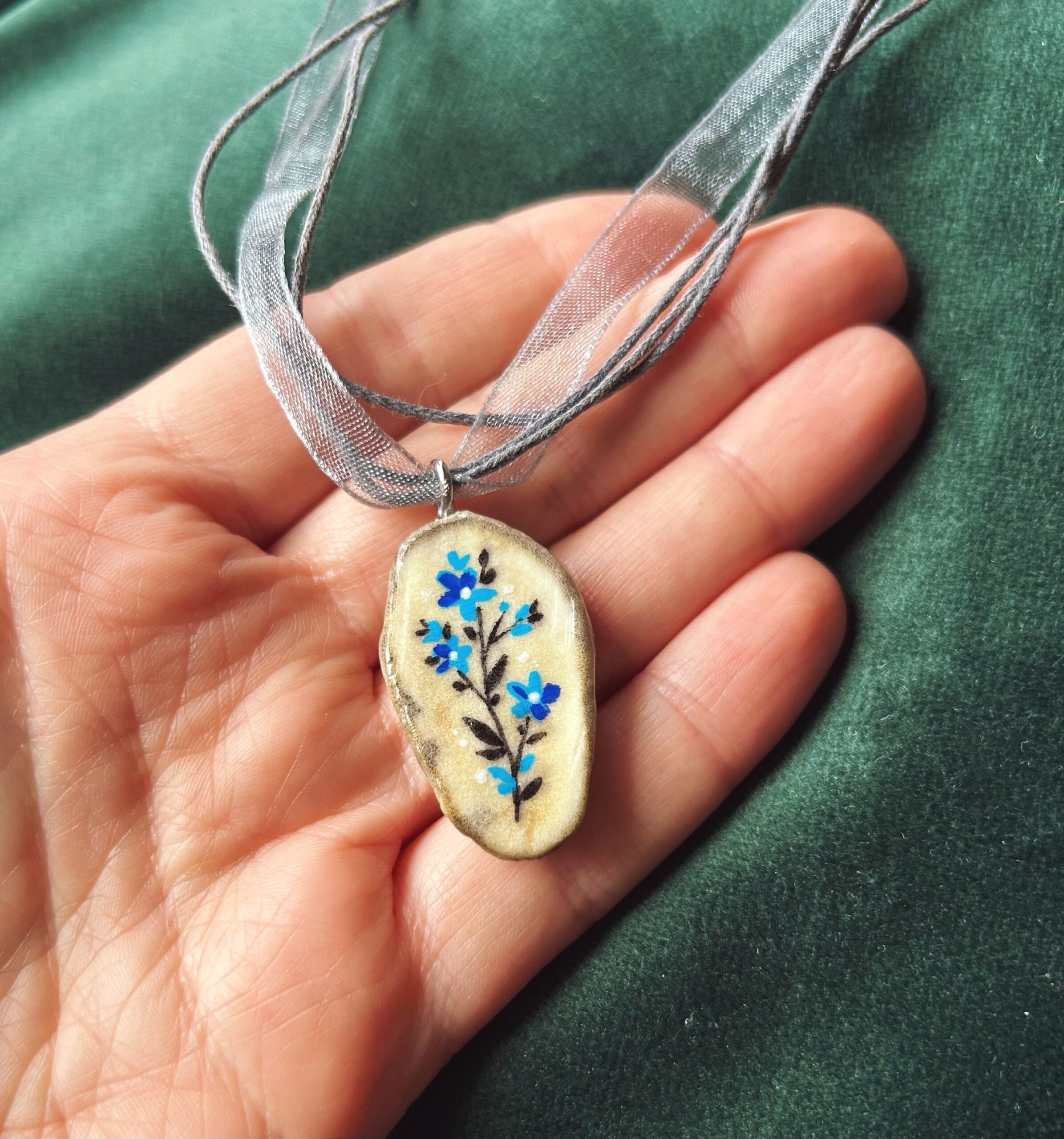 Naszyjnik z poroża łosia z namalowanymi kwiatami NIEZAPOMINAJKI ręcznie wykonany